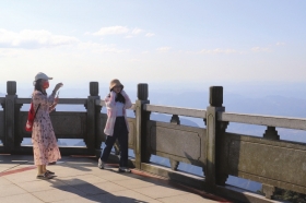  9月30日，张家界天门山景区云梦仙顶观景台，游客被美景吸引。