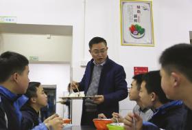 3月13日,麓山外国语实验中学,校长张辉正在陪学生吃晚餐。图/记者金林实习生张云峰