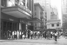 9月14日上午8时30分,长沙湘域国际中心,等电梯的人排起长队。图/记者满延坤