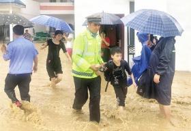   6 月 24 日，怀化洪江市洗马乡中心学校，1300 多名学生被安全转移。图 / 通讯员杨锡建易慧姣