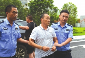 犯罪嫌疑人熊某被民警带回桃源县