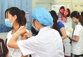 9 月 1 日,湖南省疾控中心,市民正在接种国产二价 HPV 疫苗。图 / 记者杨旭