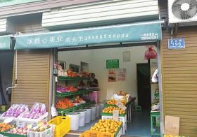 近日,长沙岳麓区一水果店摆出了甜橘10元4斤的特价优惠,但是同日电商平台1元一斤的橘子更显实惠。图/记者丁蓉