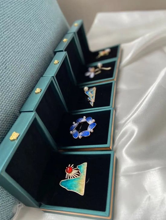 湘绣胸针。图/小红书@彭七七