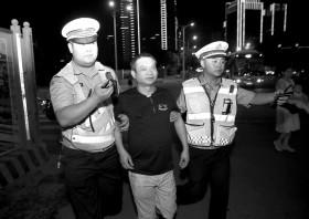 6月17日晚，长沙香樟路与万家丽路交会处，交警现场查获一名酒驾人员。图/记者陈正