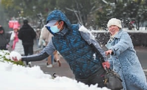 长沙橘子洲景区银装素裹，格外美丽，市民走出家门，享受雪中乐趣。湖南日报全媒体记者 辜鹏博 摄