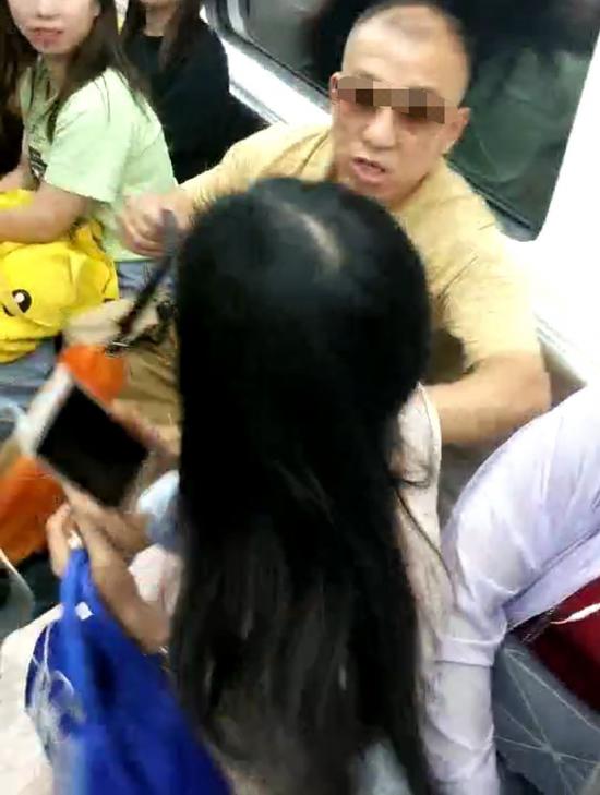 长沙地铁一老人霸座：强行将女子从座位上挤开还扬言打人