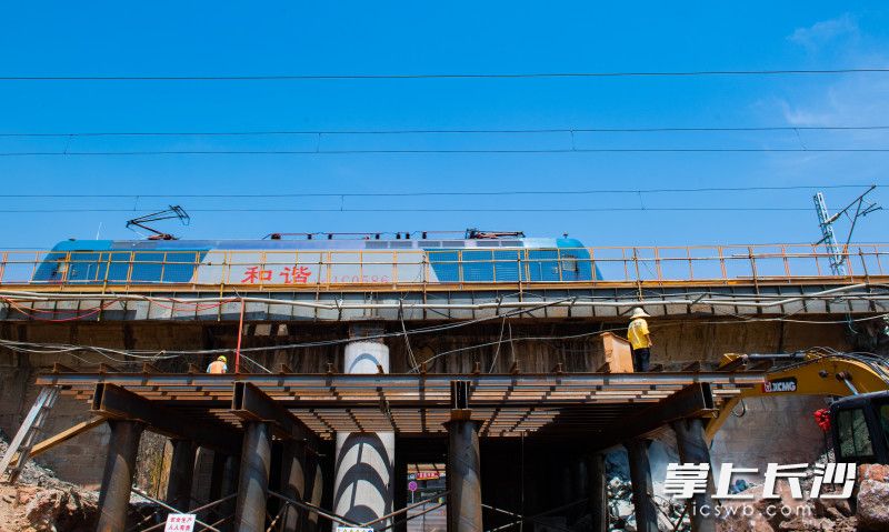 8月17日,丽江路老铁路桥正式开拆,上方列车照常运行。 除效果图外,均为长沙晚报全媒体记者邹麟摄