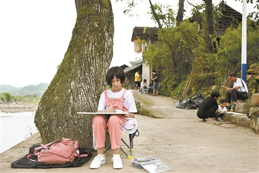 8月22日，绥宁县关峡苗族乡插柳村，美术生在苗寨里写生。湖南日报记者 唐俊 摄