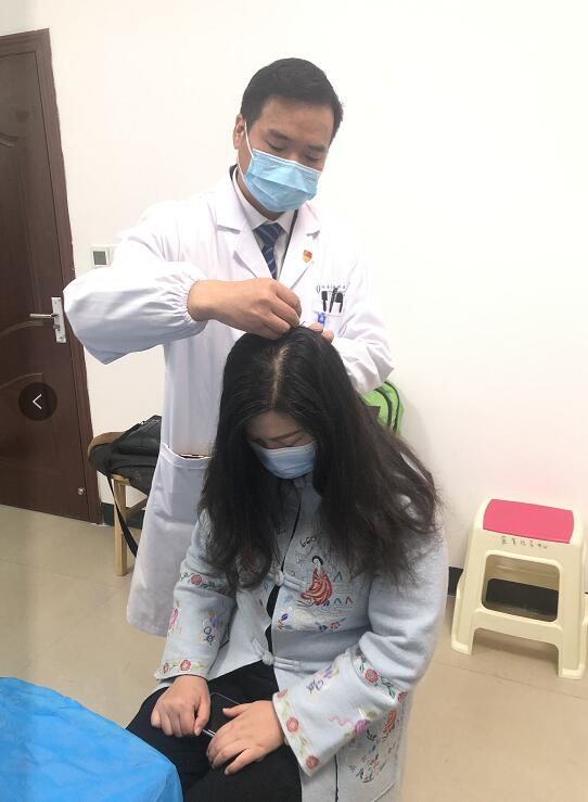 义诊现场,张志明主任给患者针灸。