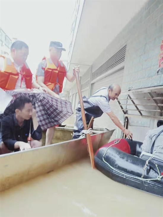 ▲谭钧枥强行把门框撬开救援被困群众