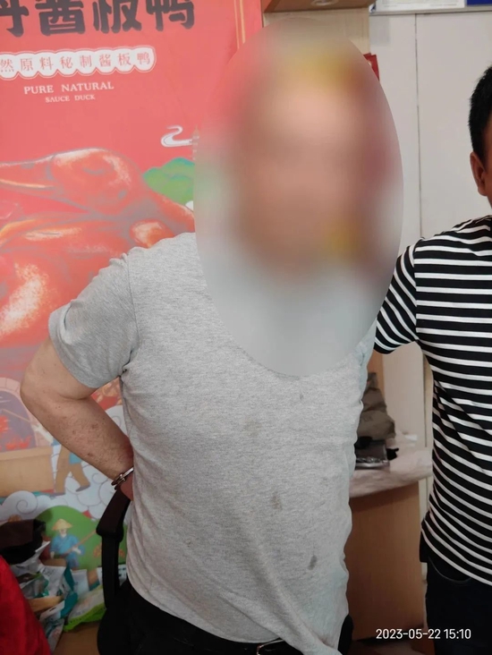 侦查民警抓捕嫌疑人现场