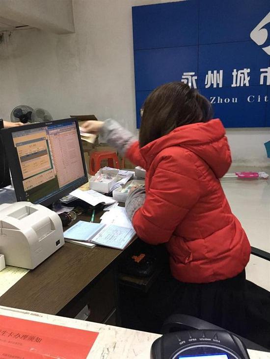 工作人员收取25元办卡费用