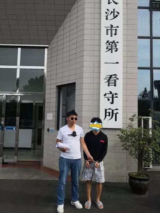 长沙男子进办公楼偷盗突然肚子疼 直接随地大