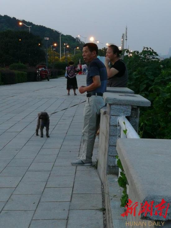 (近半遛狗人还是牵着狗绳。)