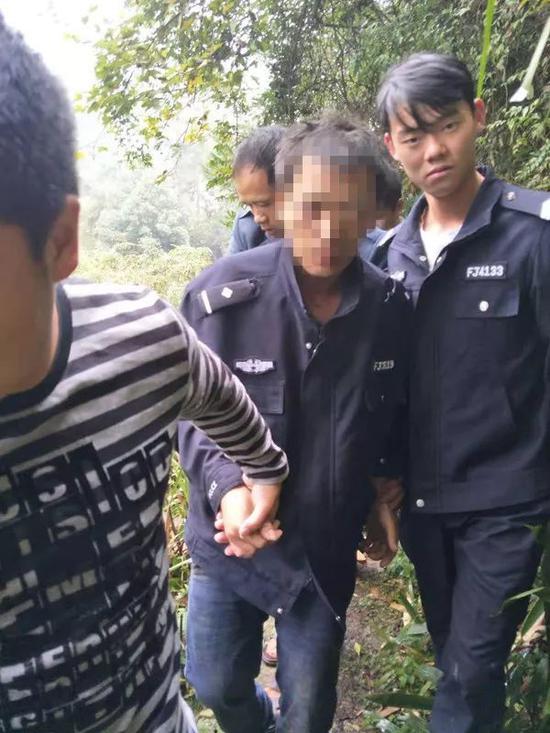 救援现场(谭永辉将自己的衣服披在受伤司机身上)