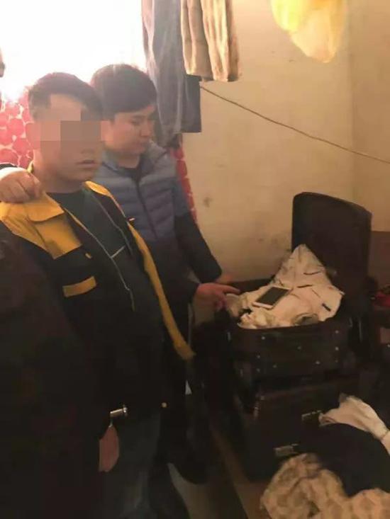 郴州一男子陪老婆逛街 顺走店员手机被抓