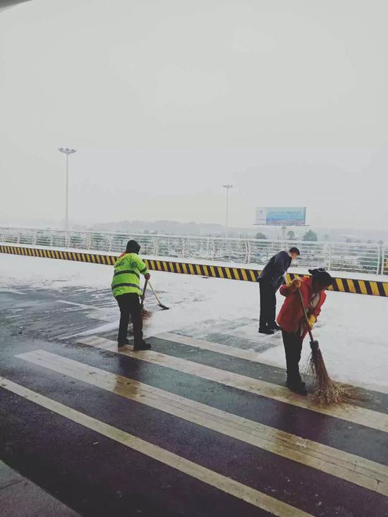 积极清扫候机楼高架桥积雪