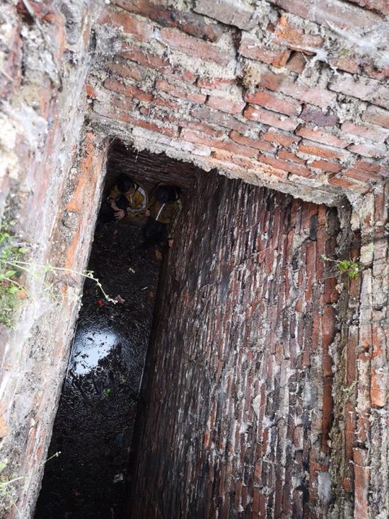 邵阳两名学生嬉戏打闹双双掉进化粪池 被安全救出