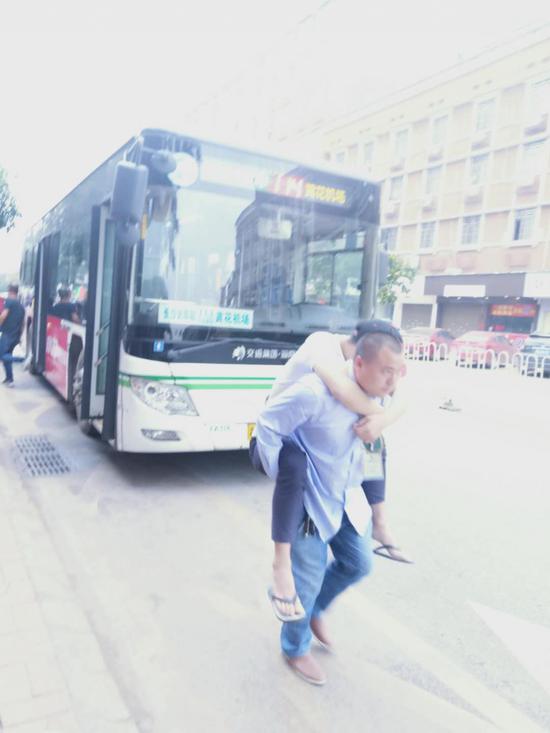 身边暖新闻|长沙某乘客突发疾病 司机“过站不停”争救援时间