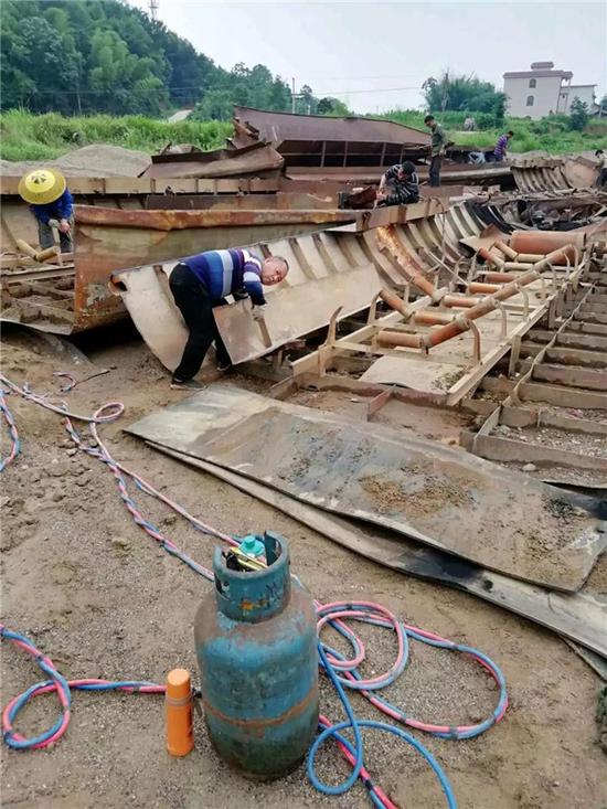 邵阳县147艘无证或证照到期涉砂船舶完成拆解