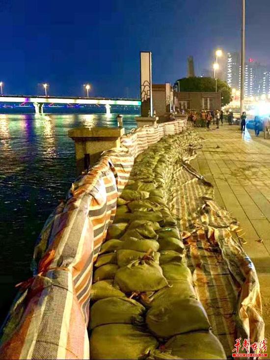 昨夜今晨 他们通宵值守江堤一线只为保卫家园