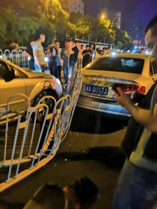 长沙一奥迪车凌晨“失控”撞向对侧致 5车受损2人轻伤