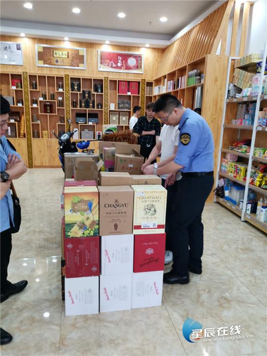 (因为销售侵犯注册商标专用权的商品,当事人被岳麓区市场监管局处罚。通讯员供图)