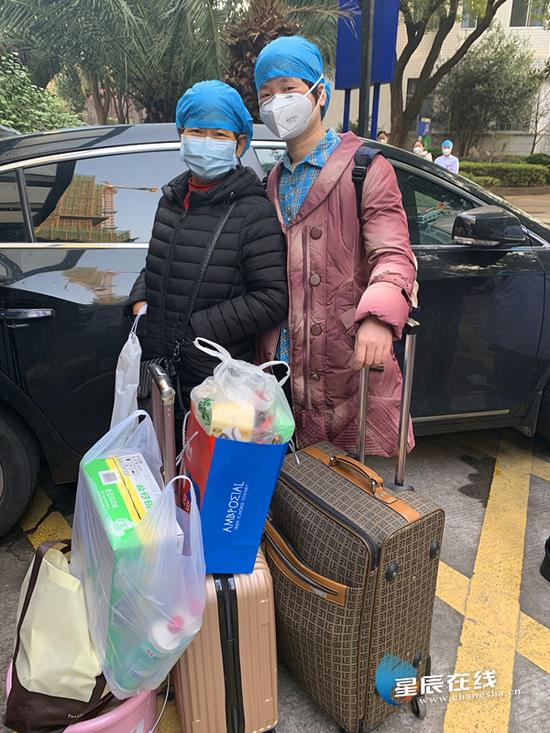 (女儿即将出征,妈妈来送行。 通讯员供图)