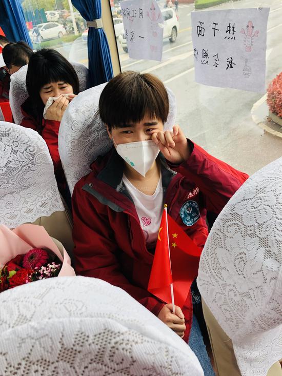 湖南医疗队与黄冈市民依依不舍告别。