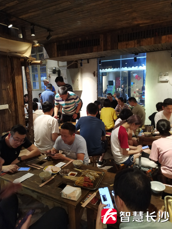 图为盟重烧烤东瓜山店一角(剑裘 摄)