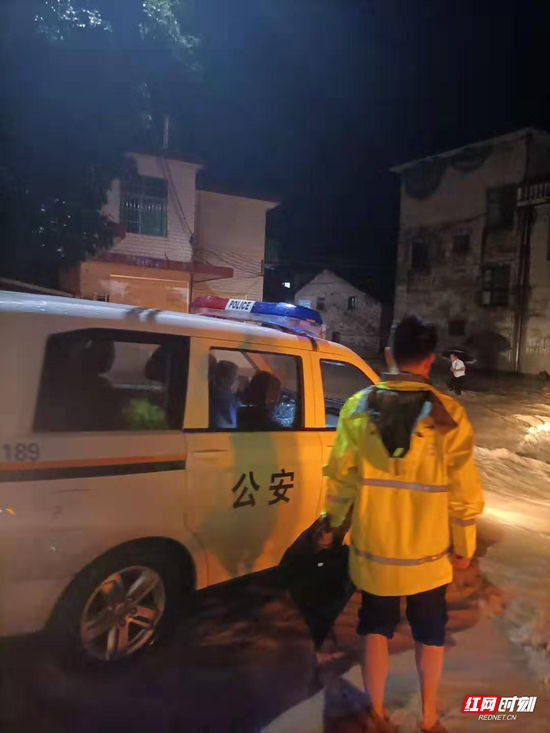 荷叶派出所组织所内民辅警前往受灾村组实施救援。