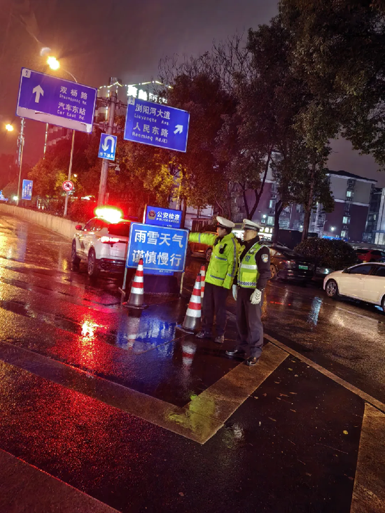 芙蓉大队交警夜间值守勘查易结冰路段情况