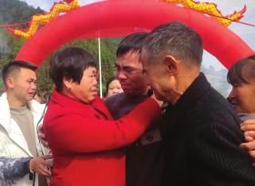 11月18日,怀化市溆浦县三江镇江东村,徐礼盼与父母、弟弟相拥而泣。组图/受访者提供