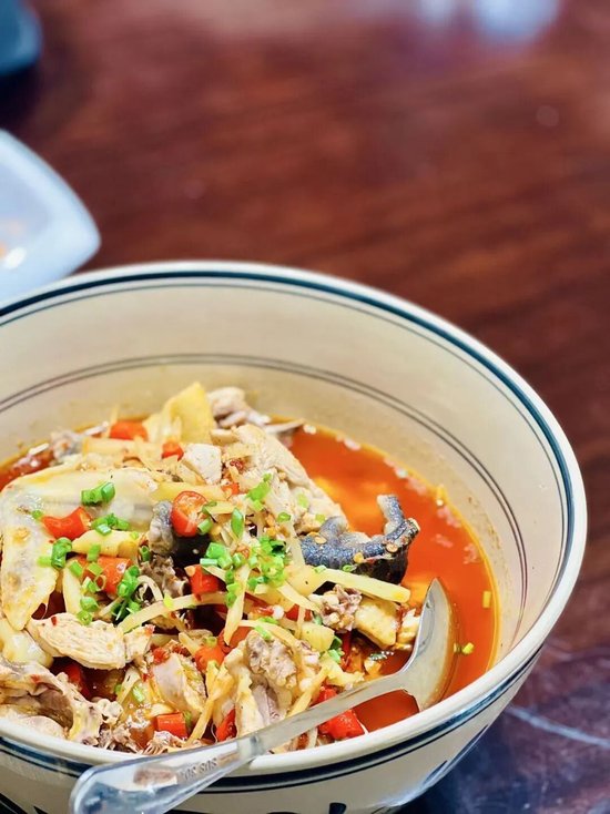 东安鸡。图/唐卓婧