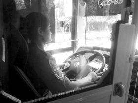 长沙“女司机带娃上班被停职”后续：已正常上班