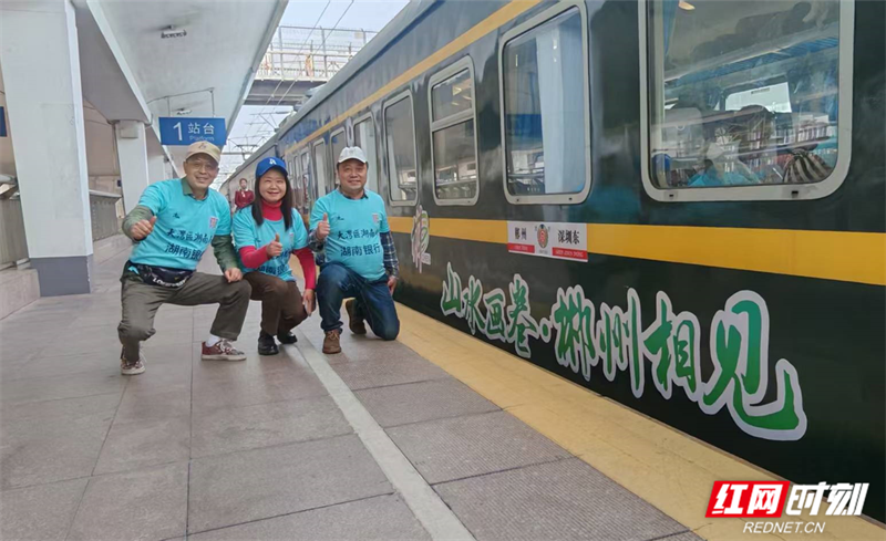球迷们在专列旁打卡。（曹乐乐 摄）