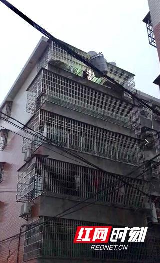 益阳一水塔摇摇欲坠吓坏路人 民警紧急出动解危机