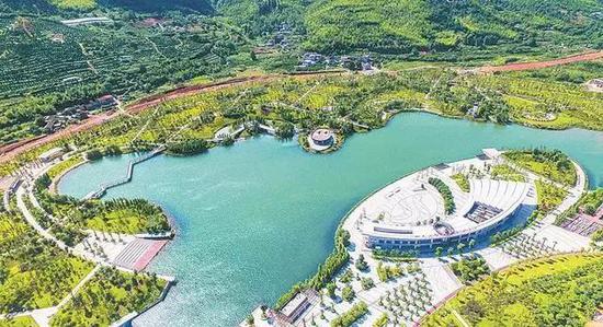 一到周末,不少市民携妻儿、父母到城东新区各公园休闲游玩。