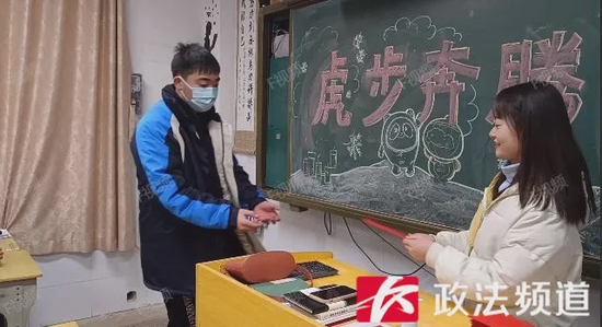 学生从尹老师手中接过红包