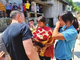 　7月31日，重庆，家人给石女士送上鲜花，庆祝她的归来。图/受访者提供