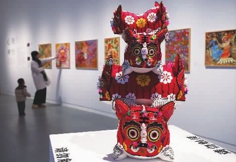 1月25日，在长沙梅溪湖艺术博物馆“春风得艺——马年迎新非遗艺术展”上，市民通过欣赏非遗艺术作品，感受传统文化魅力，喜迎新春佳节。林道辉摄