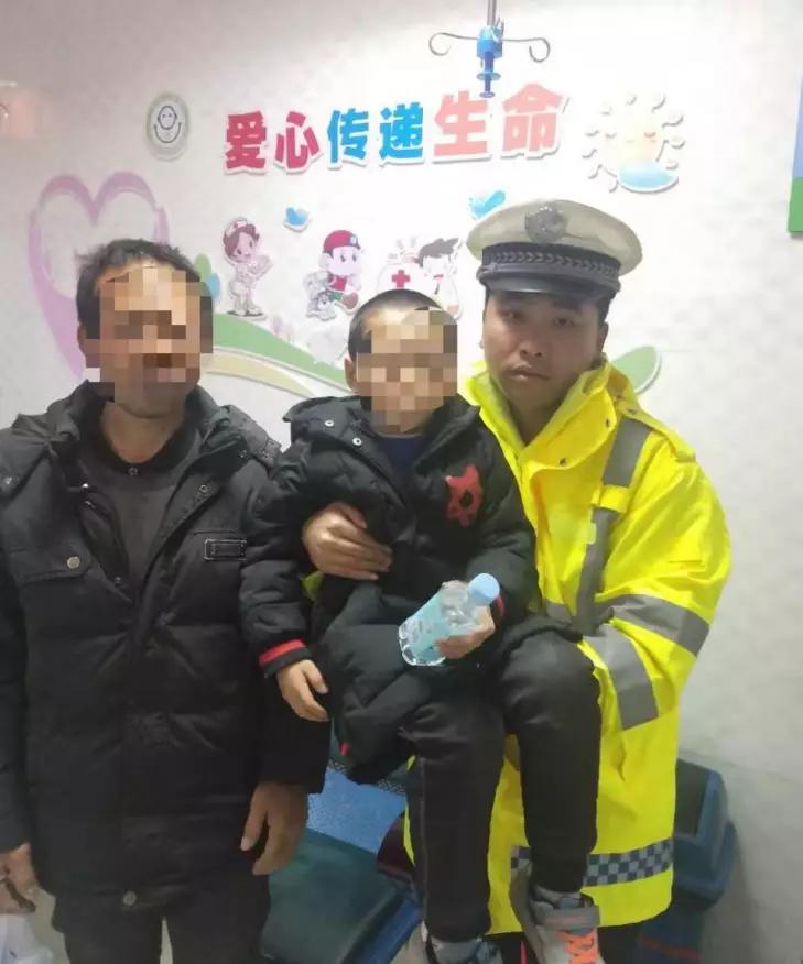 民警护送小孩去医院就诊