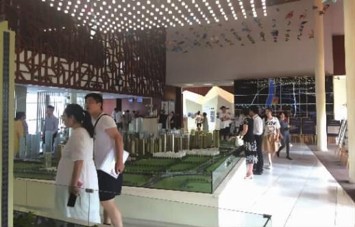8月4日，北辰三角洲营销中心前来看房的市民仍就不少。 记者 卜岚 摄