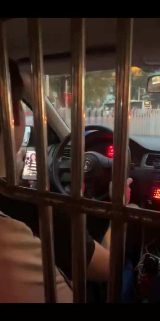 长沙一出租车司机边开车边刷抖音 被录下视频