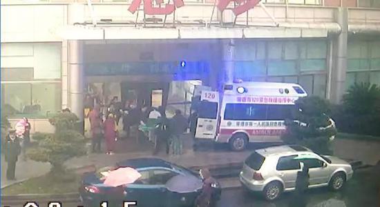 7点50分，张卫华将女孩送上救护车后默默离开。