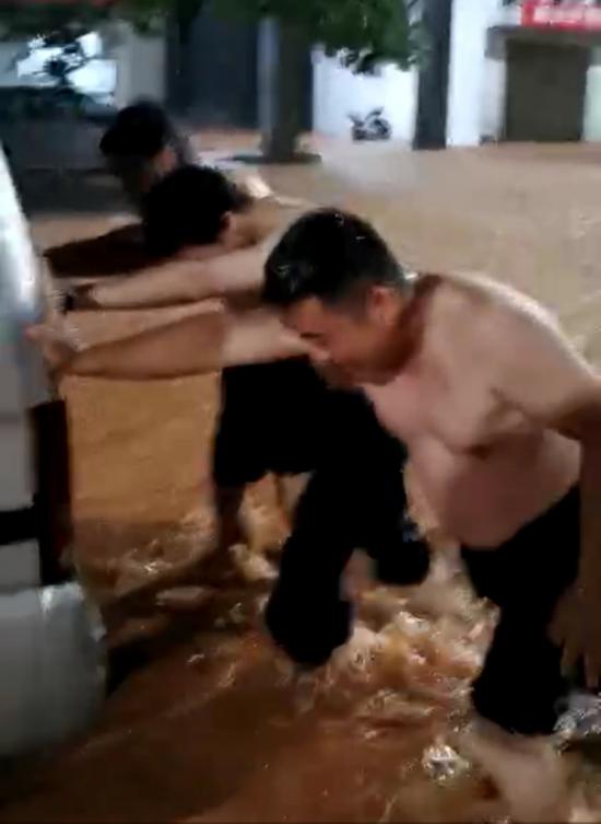郴州辅警开自己的车暴雨中救8岁孩童 熄火后淌水推车