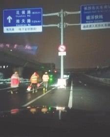 2018年12月31日凌晨,长沙火车南站,遭遇晚点的旅客正在乘坐124路公交车。为保证行车安全,环卫工人也工作到深夜。组图/微博号“雨花发布”
