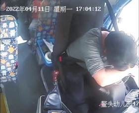 4月11日，校车内的监控录像显示尹华乔难受地趴在方向盘上。图/视频截图