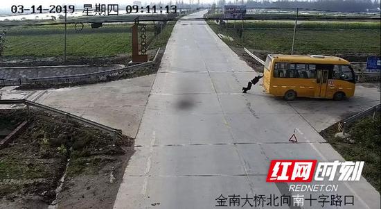 网友表白益阳村警：你站在十字路口的样子 真帅！